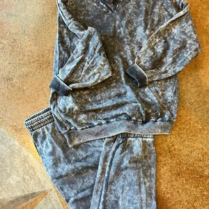 Women’s Black Sweatshirt and Joggers Set